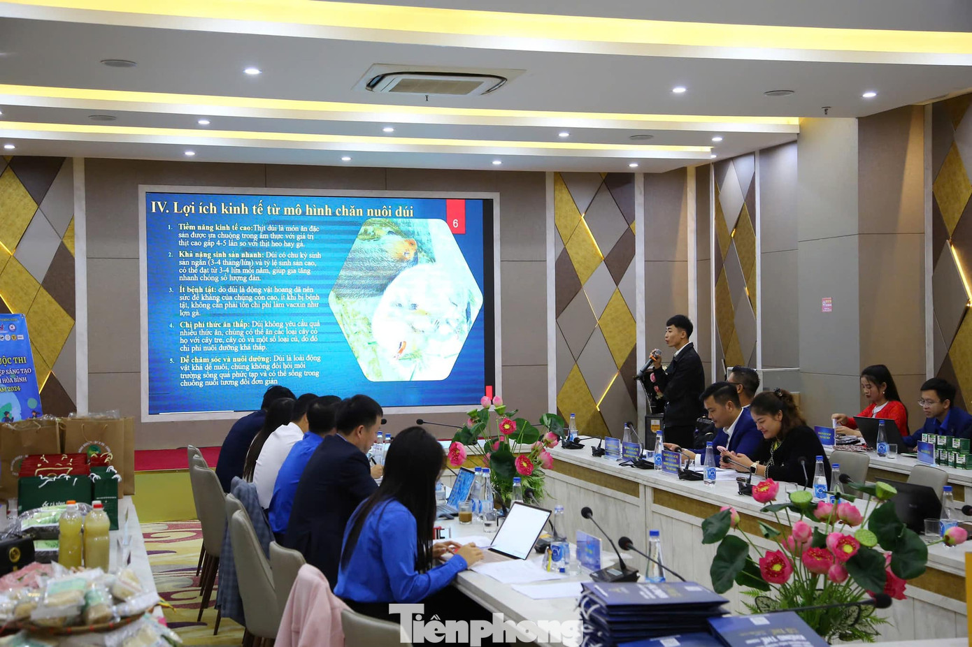 Nhóm tác giả thuyết trình về các dự án tại vong chung kết. Nhóm tác giả thuyết trình về các dự án tại vong chung kết.