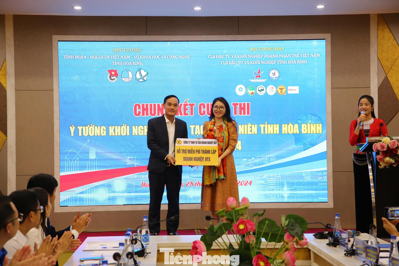 Công ty TNHH tư vấn doanh nghiệp Q&T trao phần quà hỗ trợ miễn phí việc thành lập doanh nghiệp, HTX cho đoàn viên, thanh niên. Công ty TNHH tư vấn doanh nghiệp Q&T trao phần quà hỗ trợ miễn phí việc thành lập doanh nghiệp, HTX cho đoàn viên, thanh niên.