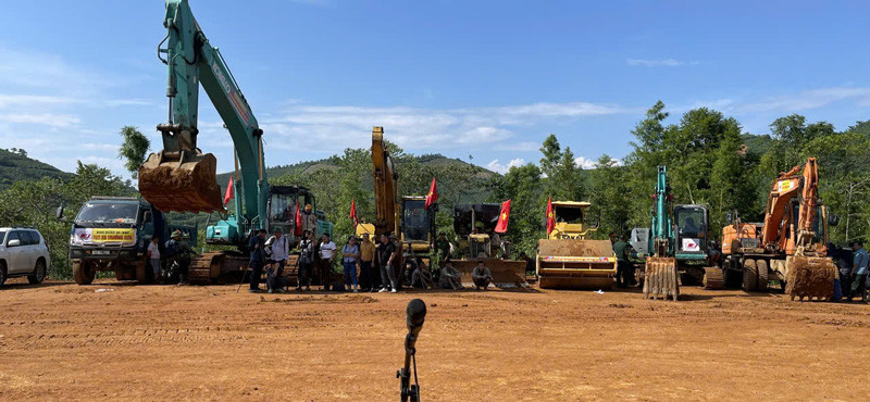 Sau lễ khởi công, Binh đoàn 12 sẽ nhanh chóng bắt tay vào xây dựng để hoàn thành khu tái định cư trong thời gian sớm nhất. Sau lễ khởi công, Binh đoàn 12 sẽ nhanh chóng bắt tay vào xây dựng để hoàn thành khu tái định cư trong thời gian sớm nhất.