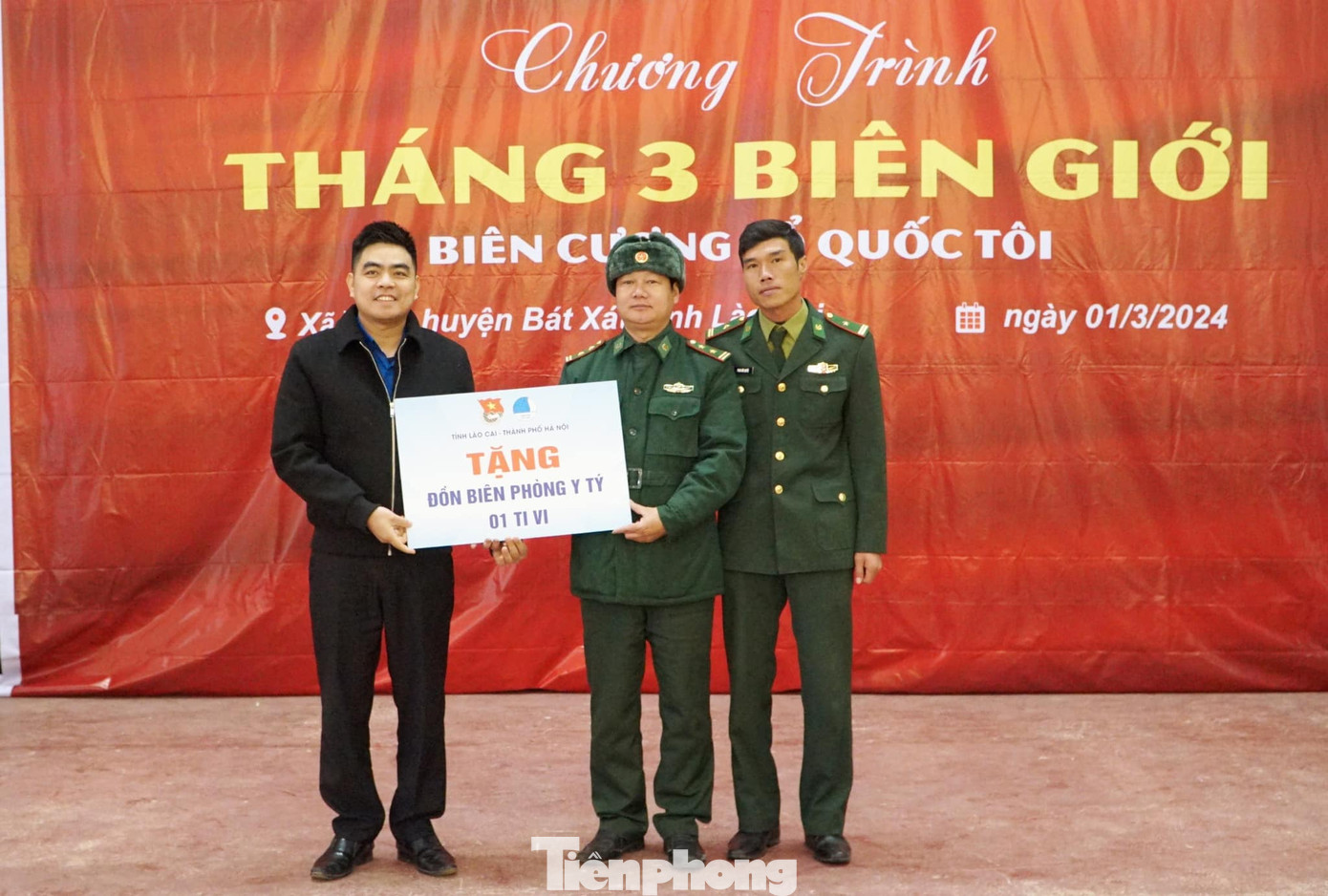 Các nhà tài trợ đã tặng 1 tivi cho đồn Biên phòng Y Tý; 8 suất quà cho con nuôi của Đồn biên phòng Y Tý.