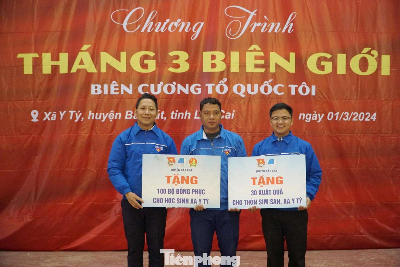 Đồng thời, chương trình còn trao 2 tấn gạo, 30 suất quà cho nhân dân; 100 bộ quần áo đồng phục; 50 thùng bánh kẹo cho các em học sinh thôn Sim San, xã Y Tý.