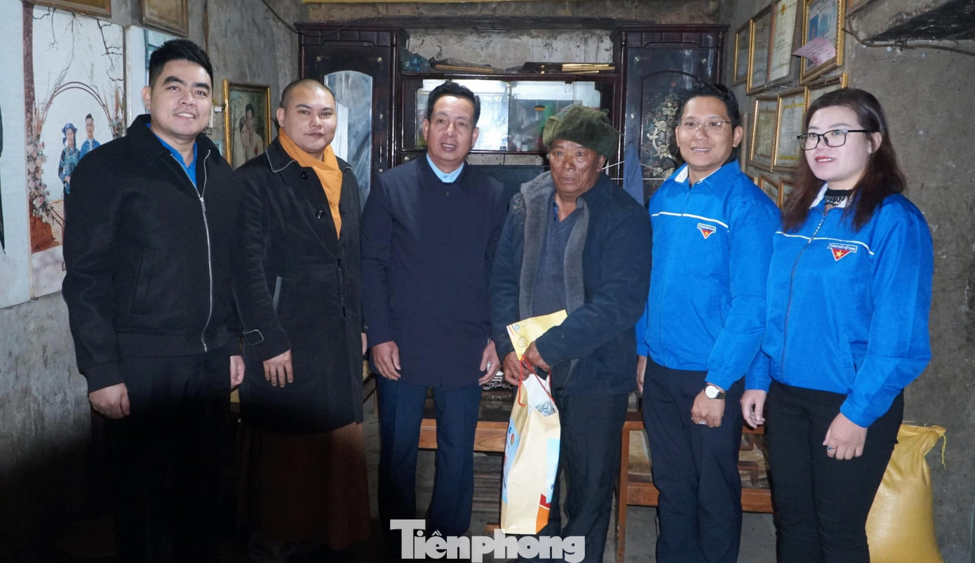 Tại chương trình, Tỉnh Đoàn Lào Cai - Hội LHTN Việt Nam tỉnh cùng các đơn vị đồng hành đã tổ chức thăm hỏi và tặng quà cho trưởng bản, người có uy tín trên địa bàn xã Y Tý.