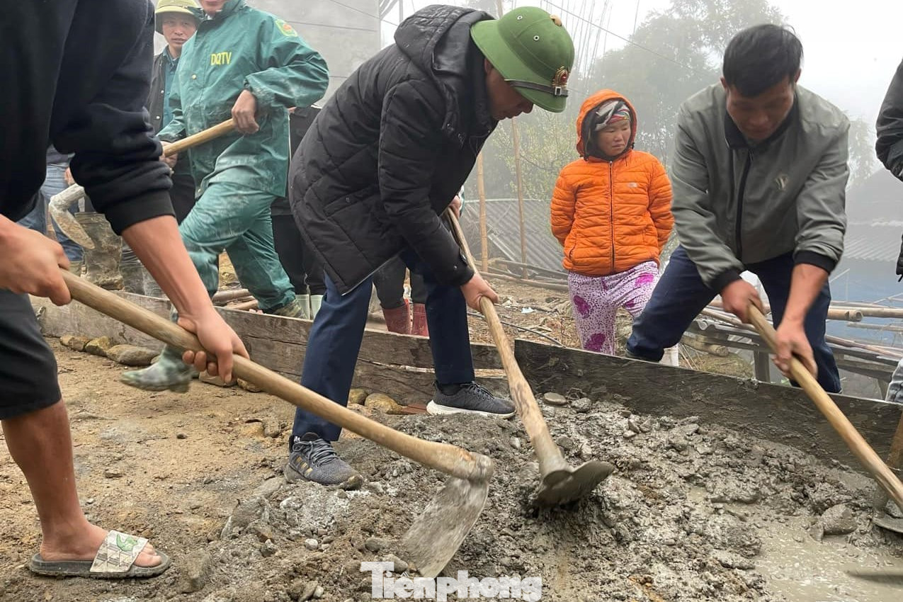 Lực lượng đoàn viên thanh niên ra quân giúp đỡ các hộ dân thôn Sim San đổ bê tông tuyến đường liên gia,… Tổng trị giá các nguồn lực của chương trình trên 300 triệu đồng.