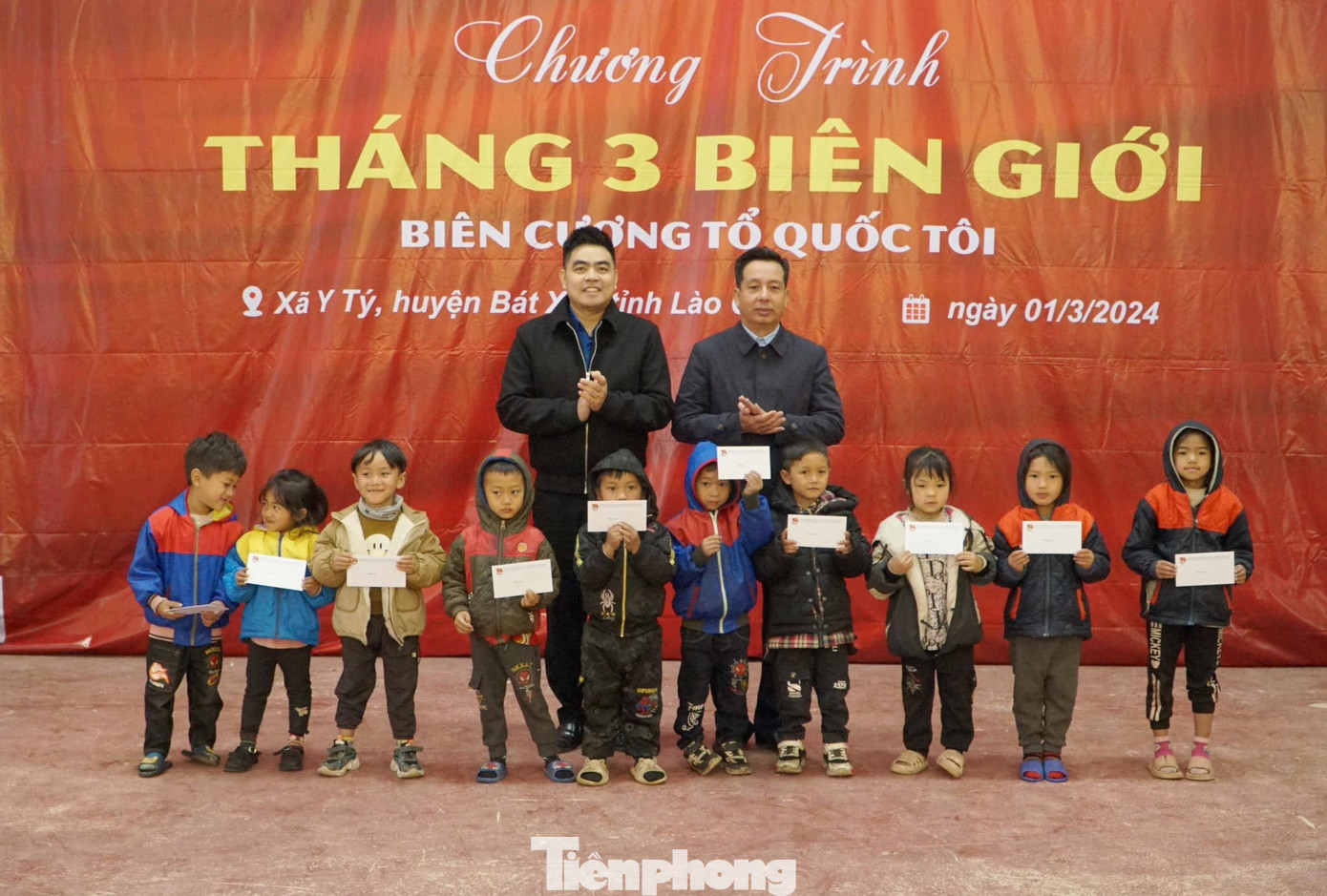 Trao 10 suất học bổng cho các em học sinh có hoàn cảnh khó khăn trên địa bàn xã.