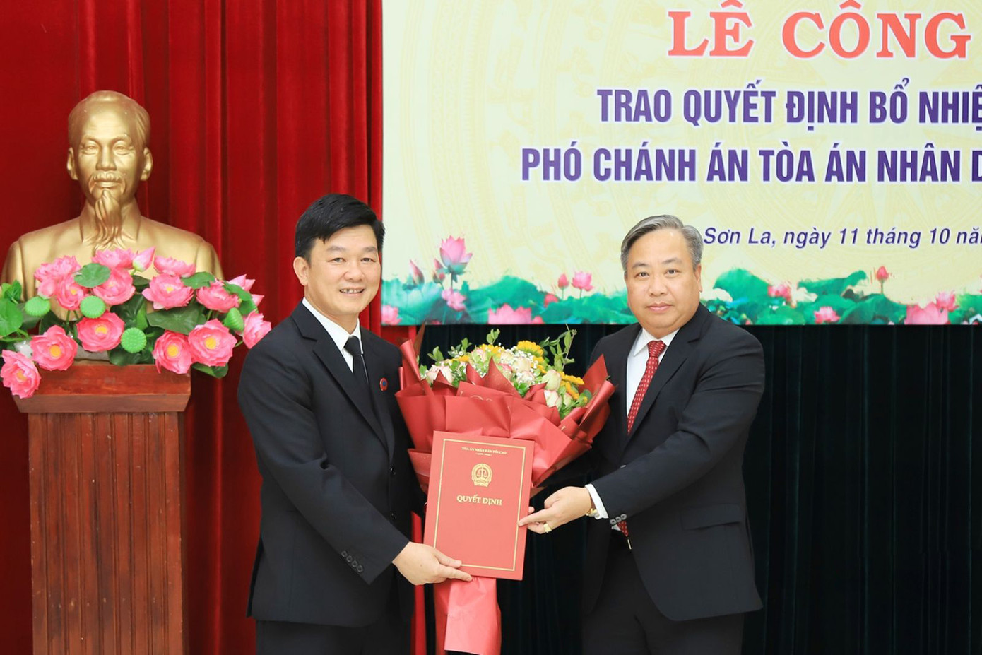 Lãnh đạo TAND tối cao trao quyết định bổ nhiệm cho ông Cầm Xuân Thủy. Ảnh: Báo Sơn La