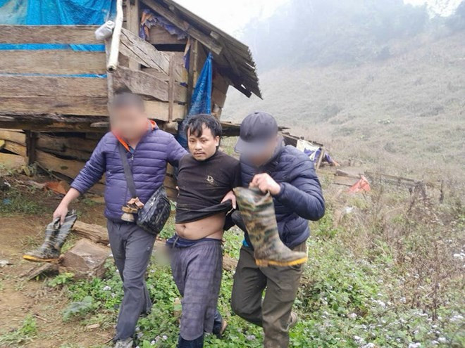 Đối tượng Thành bị bắt khi đang lẩn trốn trong khu lều trại hoang. Ảnh: CTV Đối tượng Thành bị bắt khi đang lẩn trốn trong khu lều trại hoang. Ảnh: CTV