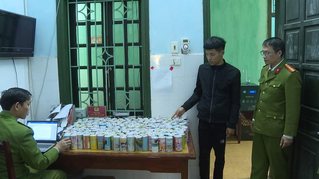 Đối tượng cùng lượng lớn pháo nổ tự chế. Ảnh: CACC.