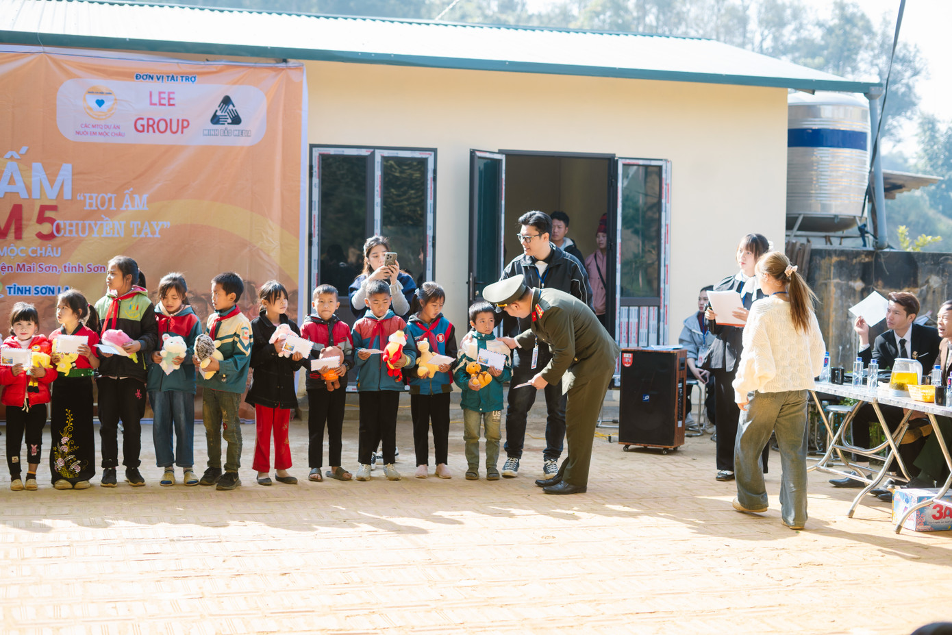 Ban tổ chức trao quà cho các em học sinh có hoàn cảnh khó khăn.