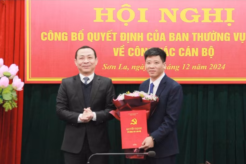 Tân Phó Chánh Văn phòng Tỉnh ủy Sơn La Phạm Minh Hải (bên phải) nhận quyết định bổ nhiệm. Ảnh: Báo Sơn La Tân Phó Chánh Văn phòng Tỉnh ủy Sơn La Phạm Minh Hải (bên phải) nhận quyết định bổ nhiệm. Ảnh: Báo Sơn La