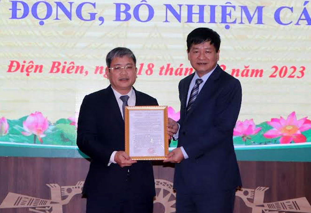Tân Phó Giám đốc Ban QLDA các công trình dân dụng và công nghiệp tỉnh Điện Biên Vũ Văn Ngọc nhận quyết định. Ảnh: Văn Tâm. Tân Phó Giám đốc Ban QLDA các công trình dân dụng và công nghiệp tỉnh Điện Biên Vũ Văn Ngọc nhận quyết định. Ảnh: Văn Tâm.