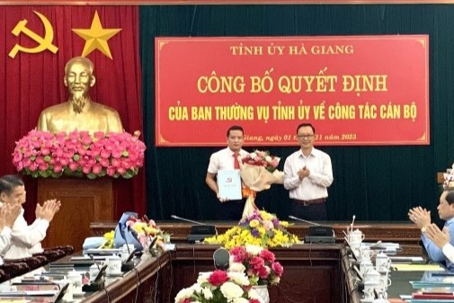 Ông Thèn Văn Quân nhận quyết định của Ban Thường vụ Tỉnh ủy Hà Giang. Ảnh: Đài PT&TH Hà Giang Ông Thèn Văn Quân nhận quyết định của Ban Thường vụ Tỉnh ủy Hà Giang. Ảnh: Đài PT&TH Hà Giang