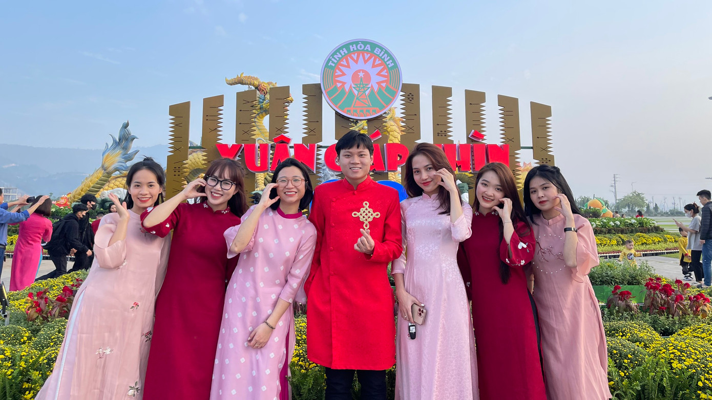 Nhiều bạn trẻ đã có mặt để lưu lại những khoảng khắc đẹp nhất cùng những linh vật.