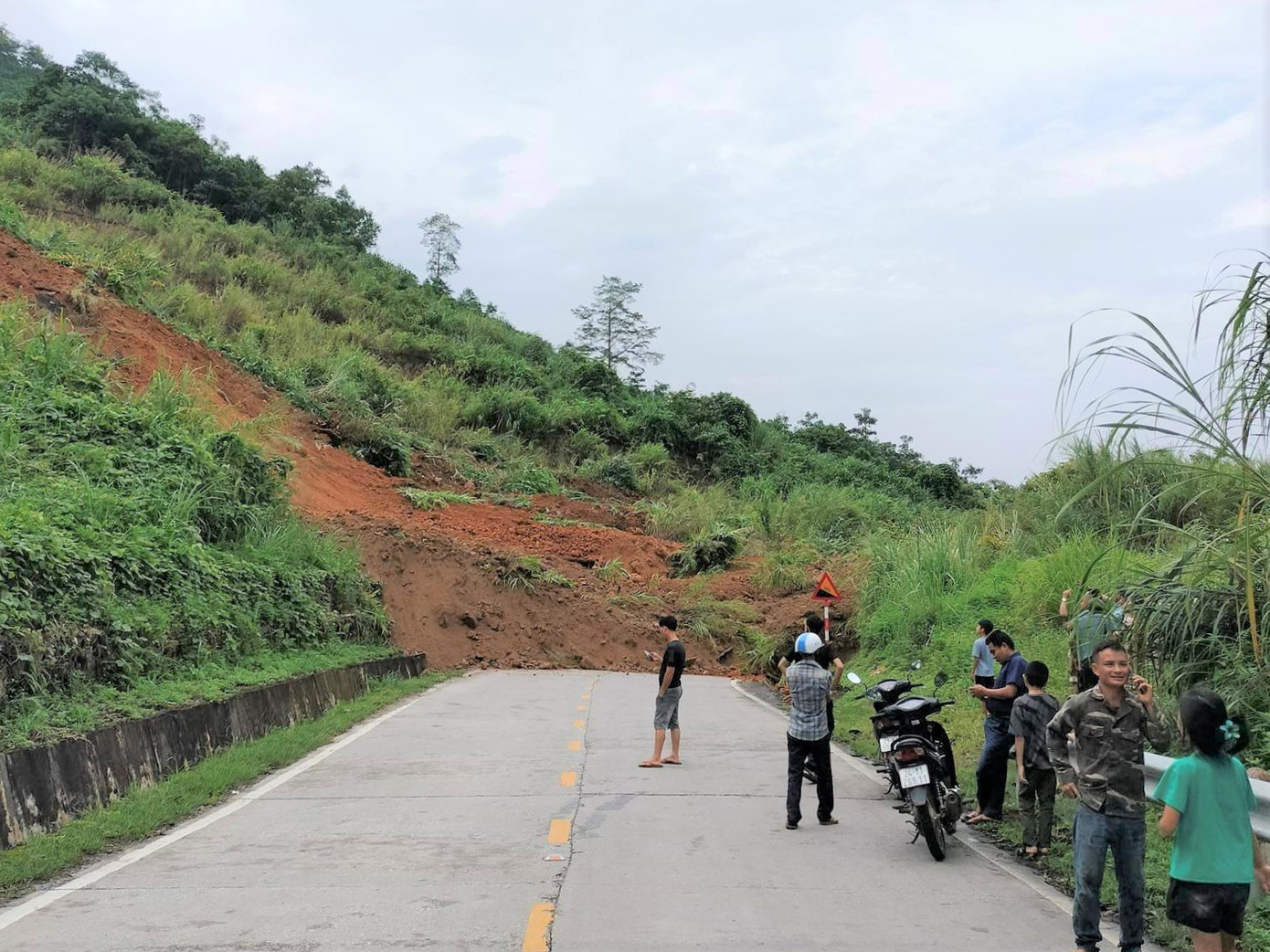 Sạt lở gây ách tắc tuyến đường Quốc lộ 279.