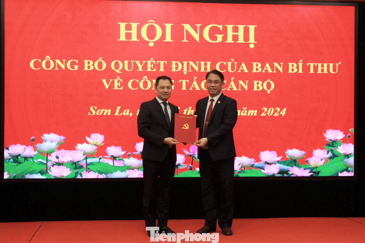 Ông Nguyễn Đình Việt (bên trái) nhận quyết định giữ chức vụ Phó Bí thư Tỉnh ủy Sơn La.