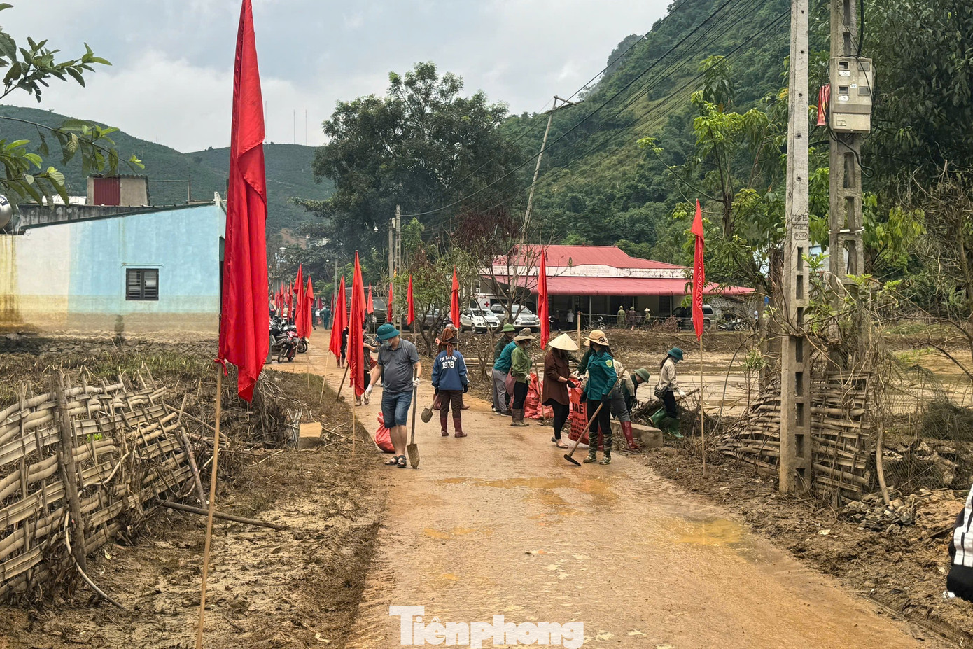 Ngày 21/9, nước lũ rút hoàn toàn khỏi bản Phiêng Nghè, xã Chiềng Đen, TP Sơn La. Hơn 40 hộ dân thoát cảnh ngập úng sau gần 2 tháng bị nhấn chìm nhà cửa và tài sản. Ảnh: Tùng Việt