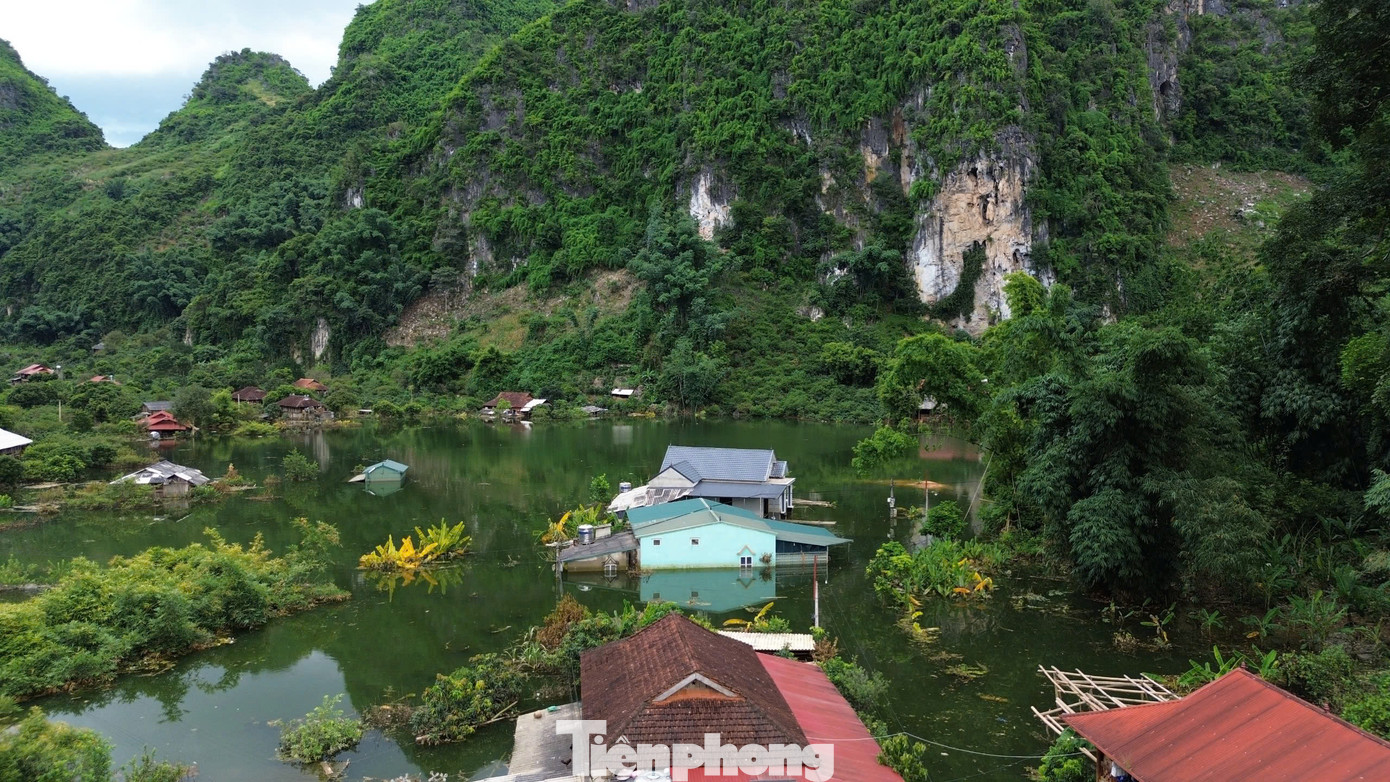 Trước đó, do ảnh hưởng của cơn bão số 2, từ ngày 23 - 25/7, tại TP Sơn La xảy ra mưa lớn kéo dài, nhiều khu vực bị ngập úng, sạt trượt, gây nhiều thiệt hại về tài sản của người dân.