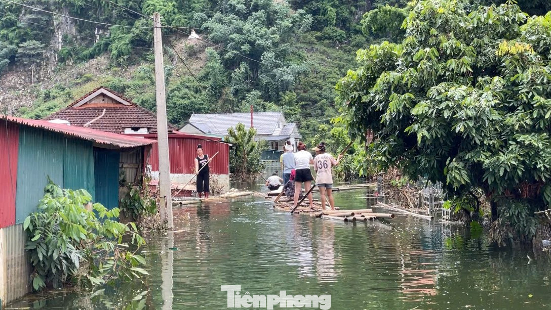 Mọi hoạt động của người dân đều phải di chuyển bằng thuyền bè, rất bất tiện.