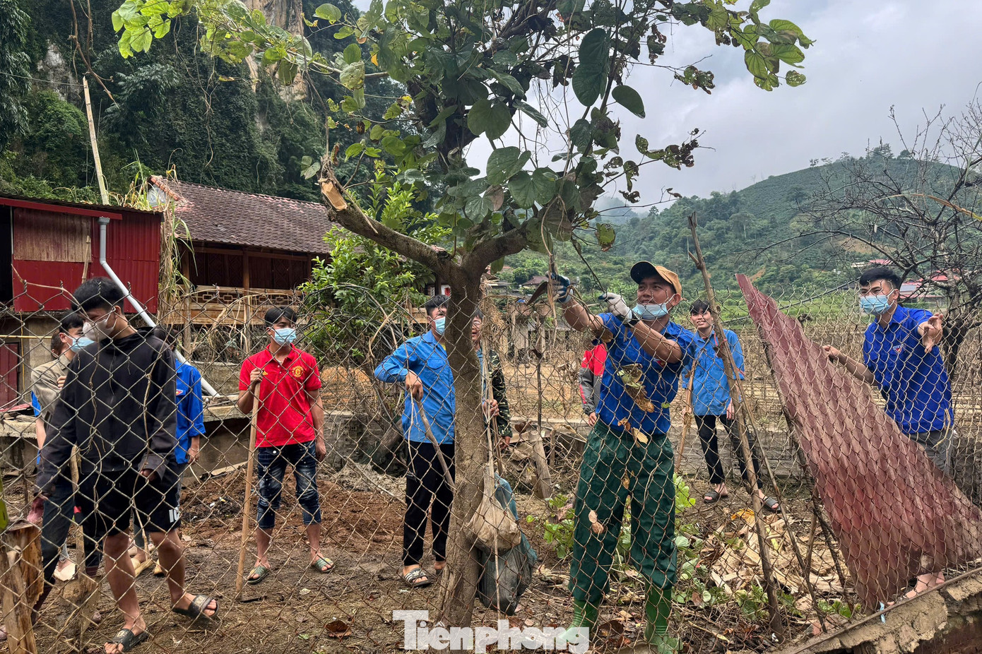 Trong lực lượng hỗ trợ có hàng chục đoàn viên thuộc Thành Đoàn Sơn La tình nguyện đến giúp bà con Phiêng Nghè dọn dẹp nhà cửa, sớm ổn định cuộc sống và sản xuất sau mưa lũ.