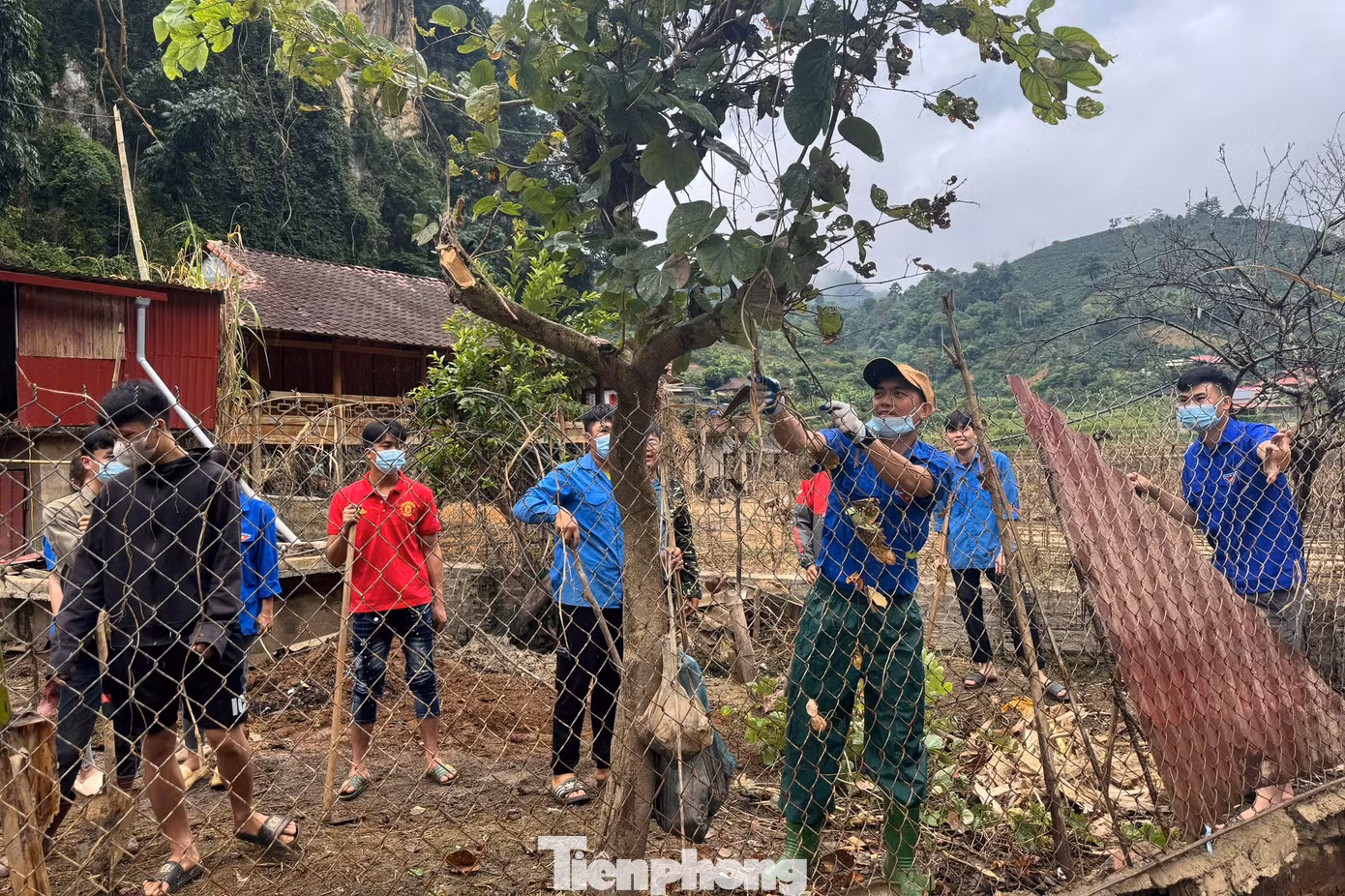 Trong lực lượng hỗ trợ có hàng chục đoàn viên thuộc Thành Đoàn Sơn La tình nguyện đến giúp bà con Phiêng Nghè dọn dẹp nhà cửa, sớm ổn định cuộc sống và sản xuất sau mưa lũ.