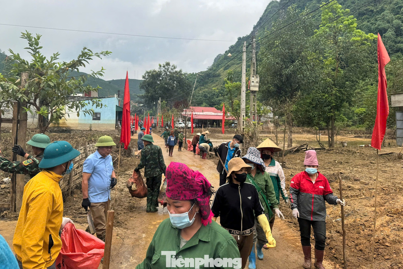 Cùng ngày, UBND TP Sơn La đã huy động hơn 500 người gồm lực lượng cán bộ, công chức, viên chức và người dân lân cận hỗ trợ bà con vệ sinh môi trường, phòng chống dịch bệnh; khơi thông cầu, cống, rãnh thoát nước và các tuyến đường,... Ảnh: Tùng Việt.