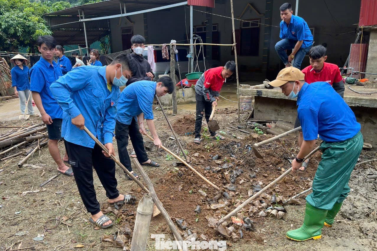 Trong lực lượng hỗ trợ có hàng chục đoàn viên thuộc Thành Đoàn Sơn La tình nguyện đến giúp bà con Phiêng Nghè dọn dẹp nhà cửa, sớm ổn định cuộc sống và sản xuất sau mưa lũ.