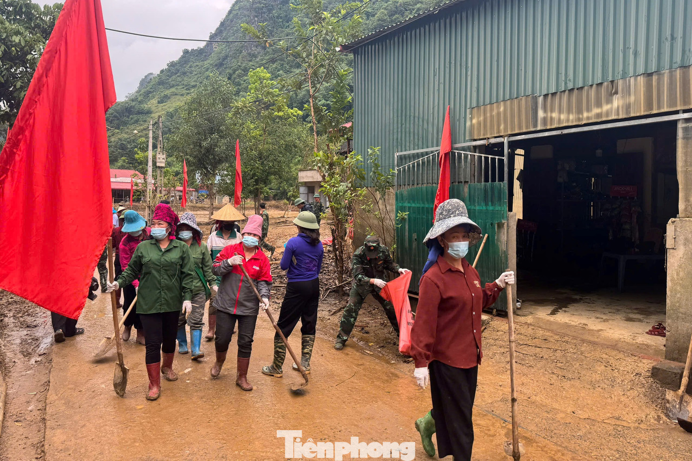 Các lực lượng được chia làm 3 tổ, mỗi tổ phụ trách một phần việc tai các địa chỉ cụ thể, như: dọn dẹp vệ sinh tại trường Mầm non và Trường Tiểu học; thu dọn đất, đá sạt trượt từ đỉnh dốc Phiêng Nghè đến điểm trường và khu trung tâm bản. Ảnh: Tùng Việt.