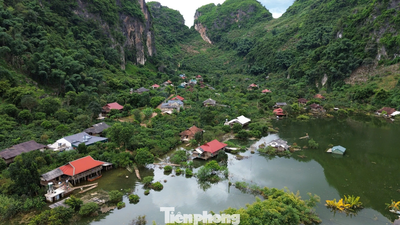 Ngoài ra, trong xã Chiềng Đen còn 2 bản Nam Giáng và Nam Niệu, gần 50 hộ dân vẫn bị ngập úng. Sau khi hoàn thành tiêu thoát lũ tại bản Phiêng Nghè, UBND tỉnh giao Thành phố tiếp tục phối hợp với đơn vị thi công, triển khai khoan thoát lũ tại 2 khu vực này.