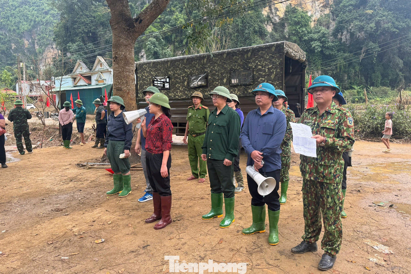 Bên cạnh đó, lực lượng chức năng tổ chức tuyên truyền, hướng dẫn nhân dân thực hiện vệ sinh an toàn thực phẩm, không để phát sinh dịch bệnh sau thiên tai. Ảnh: Tùng Việt.