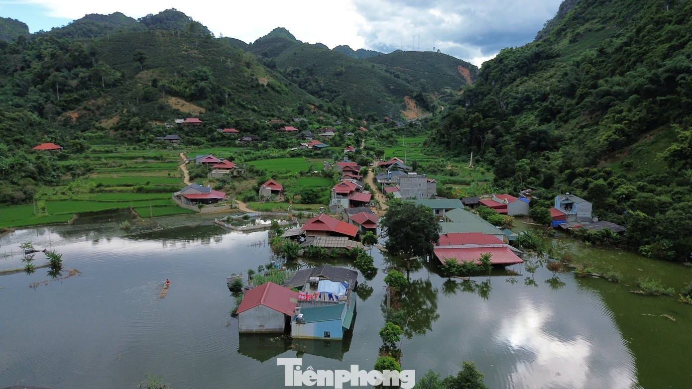 Về lâu dài, UBND tỉnh Sơn La đã ban hành Quyết định về việc triển khai thực hiện 5 dự án đầu tư công khẩn cấp khắc phục hậu quả thiên tai, mưa lũ năm 2024.