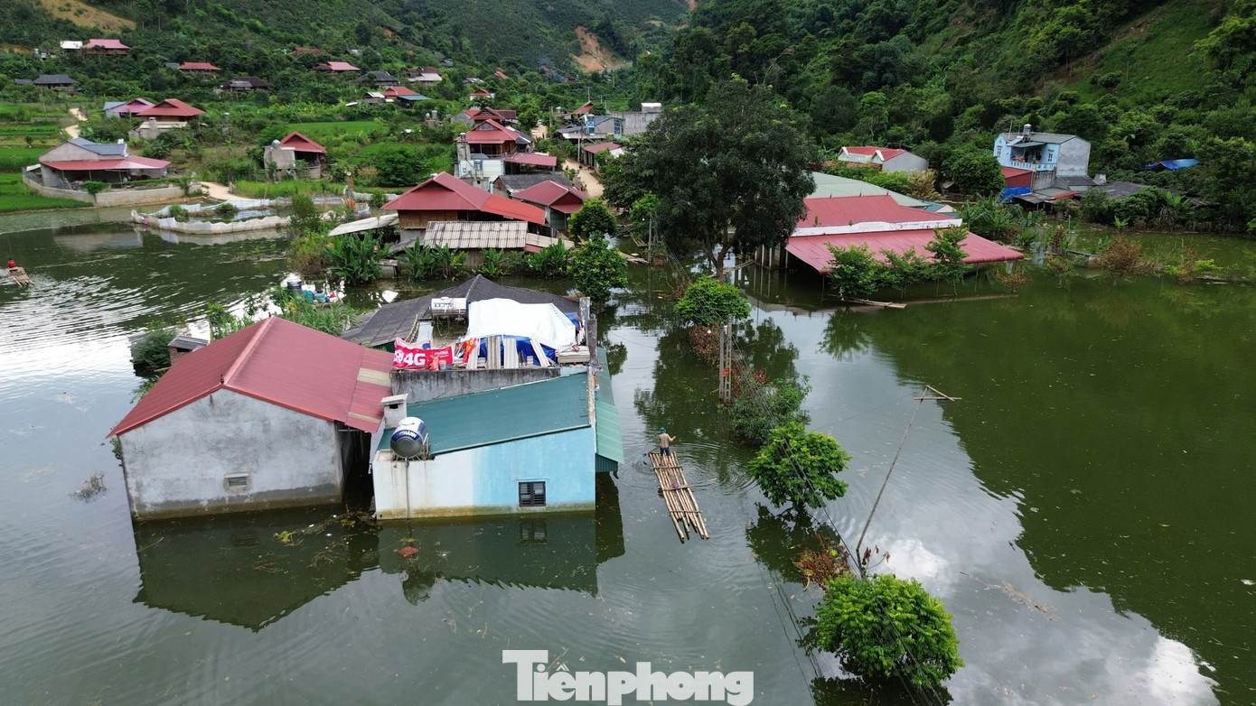 Riêng tại bản Phiêng Nghè, hơn 40 hộ dân bị ngập sâu trong biển nước ảnh hưởng lớn đến đời sống sinh hoạt, sản xuất kinh doanh của người dân.
