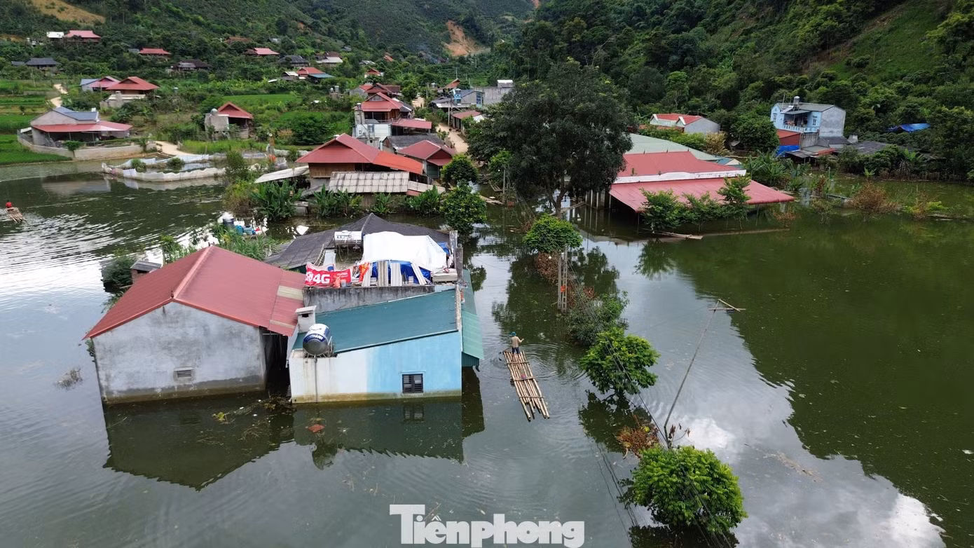 Riêng tại bản Phiêng Nghè, hơn 40 hộ dân bị ngập sâu trong biển nước ảnh hưởng lớn đến đời sống sinh hoạt, sản xuất kinh doanh của người dân.