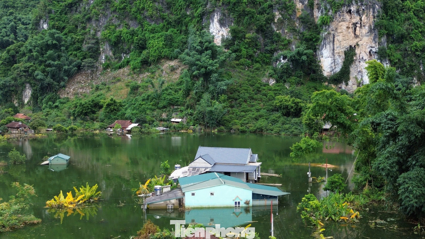 Trong đó, dự án khắc phục ngập úng bản Phiêng Nghè, xã Chiềng Đen sẽ triển khai làm hầm thoát lũ chống ngập úng. Dự án dự kiến có tổng mức đầu tư là 41 tỷ đồng (từ nguồn vốn đầu tư công), chủ đầu tư là Ban quản lý dự án đầu tư xây dựng các công trình NN&PTNT, thời gian thực hiện 2 năm (2024 – 2025).