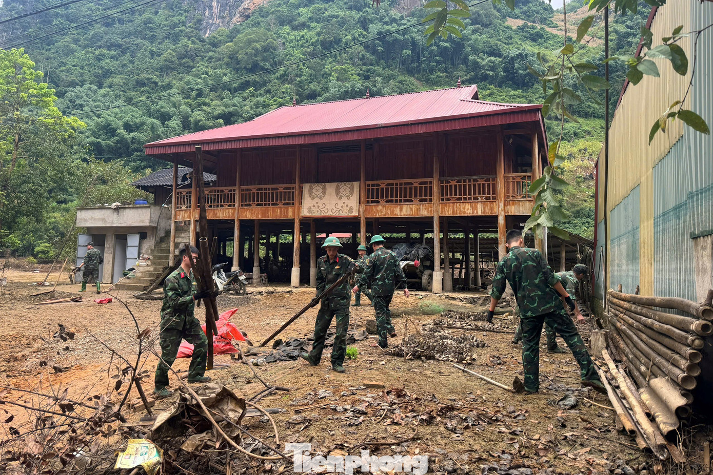 ...hỗ trợ người dân sắp xếp lại nhà cửa, di dời tài sản từ nơi tạm trú về nơi ở ban đầu, gia cố chuồng trại. Ảnh: Tùng Việt.