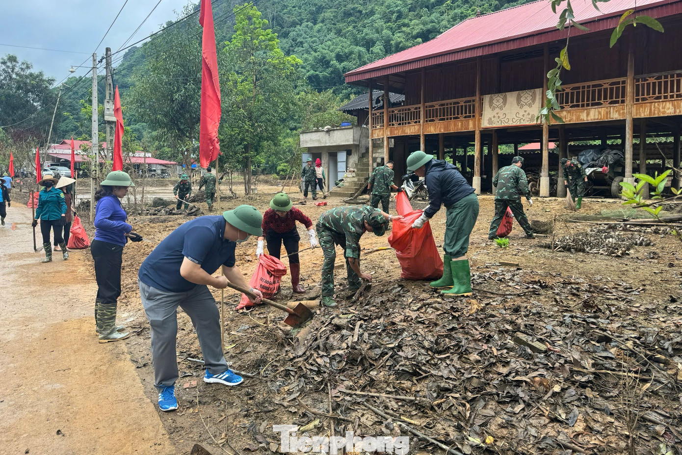 Các lực lượng được chia làm 3 tổ, mỗi tổ phụ trách một phần việc tai các địa chỉ cụ thể, như: dọn dẹp vệ sinh tại trường Mầm non và Trường Tiểu học; thu dọn đất, đá sạt trượt từ đỉnh dốc Phiêng Nghè đến điểm trường và khu trung tâm bản. Ảnh: Tùng Việt.