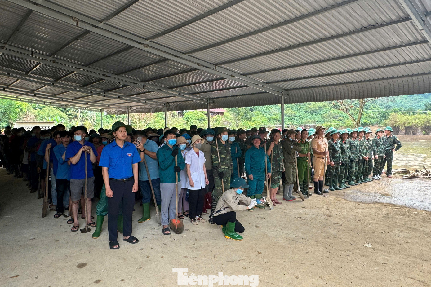 Cùng ngày, UBND TP Sơn La đã huy động hơn 500 người gồm lực lượng cán bộ, công chức, viên chức và người dân lân cận hỗ trợ bà con vệ sinh môi trường, phòng chống dịch bệnh; khơi thông cầu, cống, rãnh thoát nước và các tuyến đường,... Ảnh: Tùng Việt.