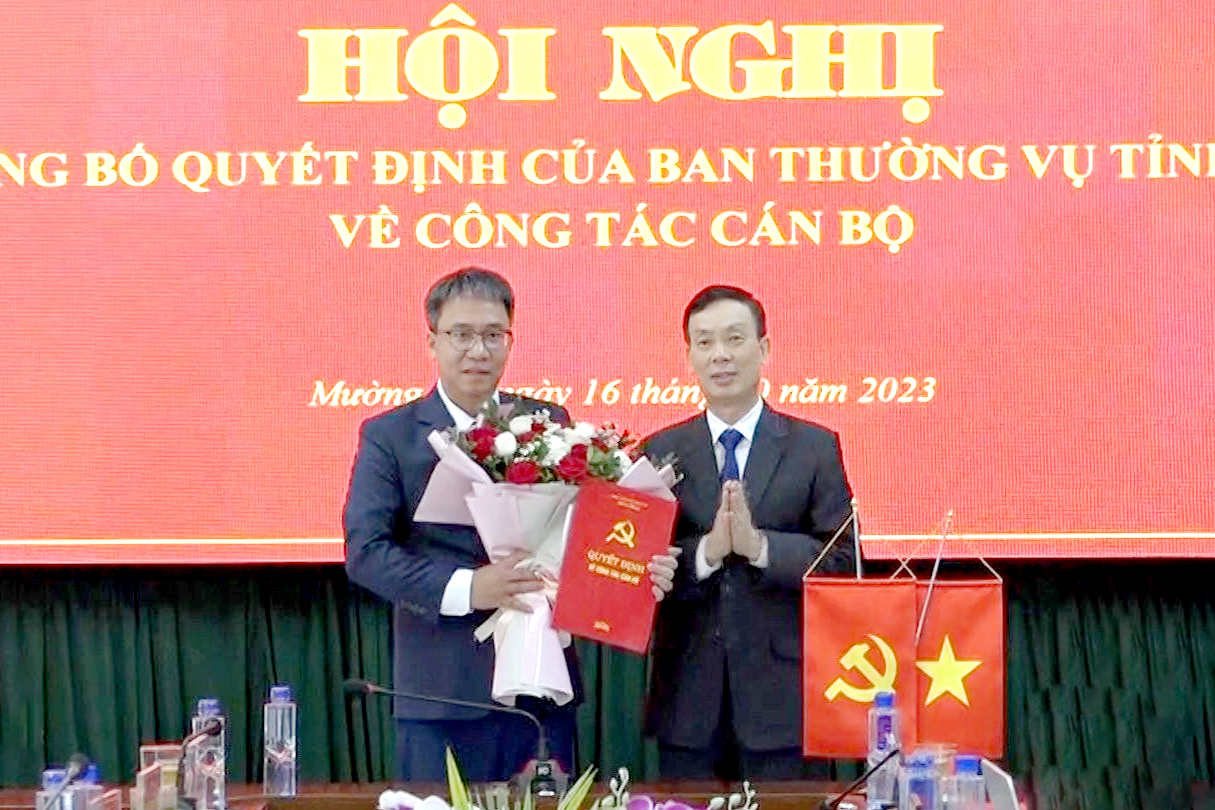 Ông Phùng Mạnh Hiệp (trái) nhận quyết định của Ban Thường vụ Tỉnh ủy Sơn La. Ảnh: Báo Sơn La.