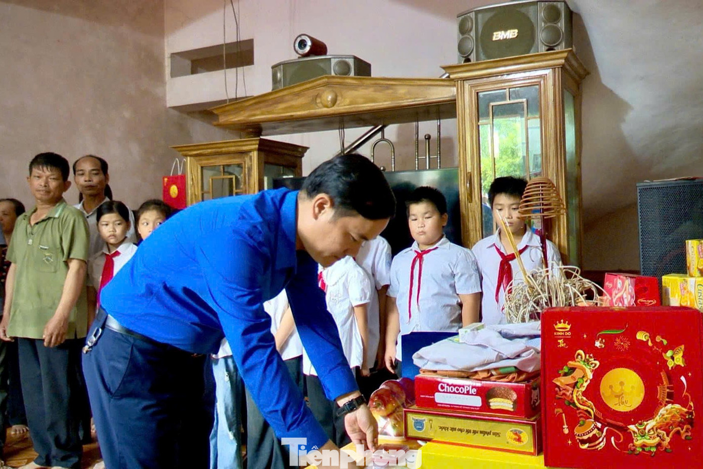 Anh Nguyễn Thành Luân thắp hương và truy tặng huy hiệu "Tuổi trẻ dũng cảm" cho em Nguyễn Việt Long. Anh Nguyễn Thành Luân thắp hương và truy tặng huy hiệu "Tuổi trẻ dũng cảm" cho em Nguyễn Việt Long.