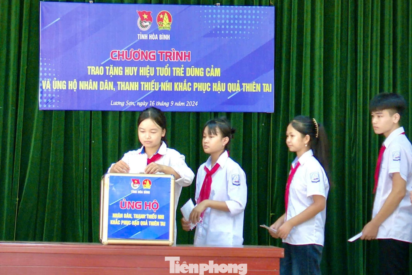 Các em học sinh cùng lãnh đạo các cơ quan địa phương quyên góp ủng hộ người dân khắc phục hậu quả do cơn bão số 3 gây ra. Các em học sinh cùng lãnh đạo các cơ quan địa phương quyên góp ủng hộ người dân khắc phục hậu quả do cơn bão số 3 gây ra.