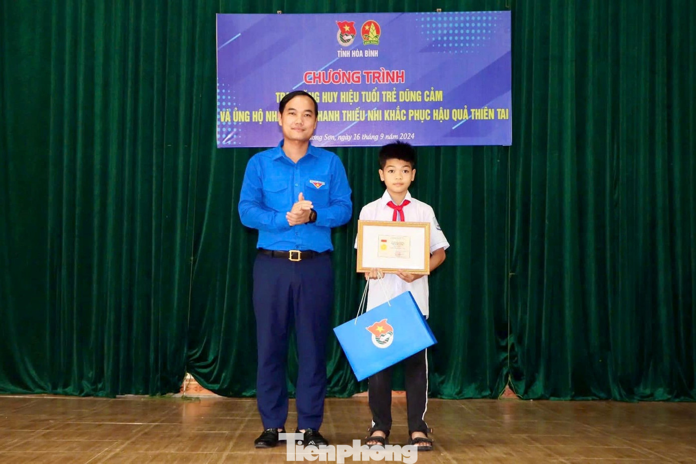 Trao tặng huy hiệu "Tuổi trẻ dũng cảm" cho em Nguyễn Trí Công đã xả thân cứu bạn. Trao tặng huy hiệu "Tuổi trẻ dũng cảm" cho em Nguyễn Trí Công đã xả thân cứu bạn.