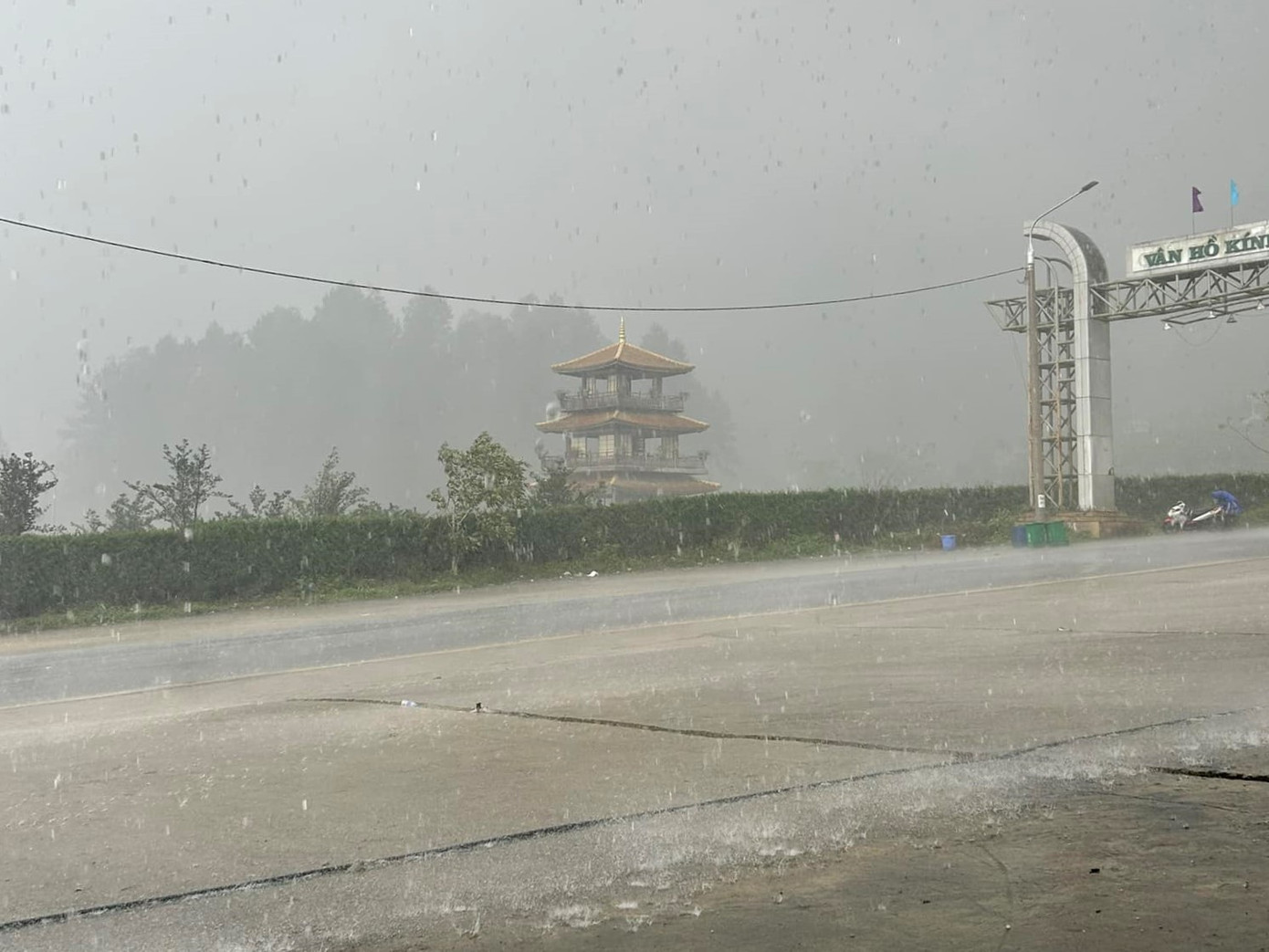 Theo đó, vào chiều 28/3, mưa đá xuất hiện tại thị trấn, Nông trường Mộc Châu và một số xã lân cận với cường độ mạnh.