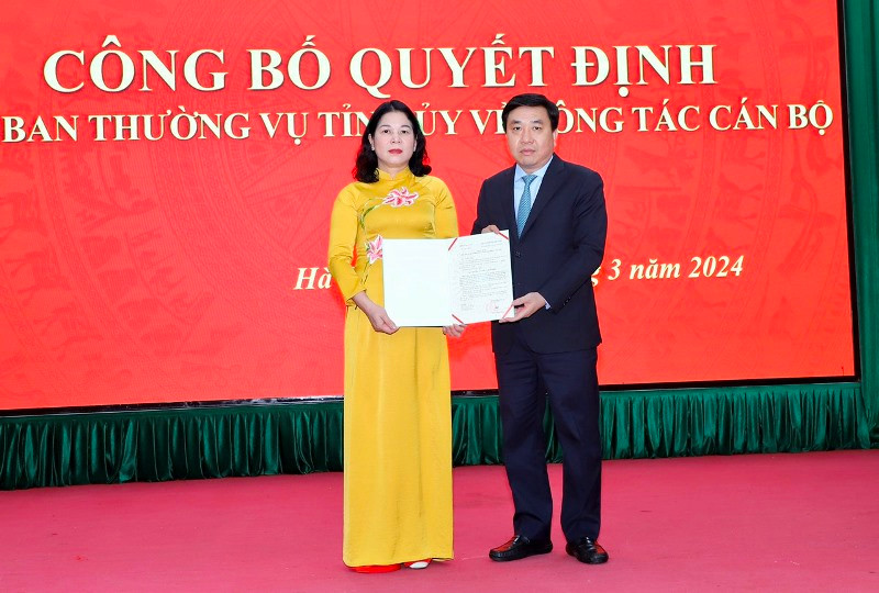 Tân Bí thư Thành ủy Hà Giang Chúng Thị Chiên nhận quyết định. Tân Bí thư Thành ủy Hà Giang Chúng Thị Chiên nhận quyết định.