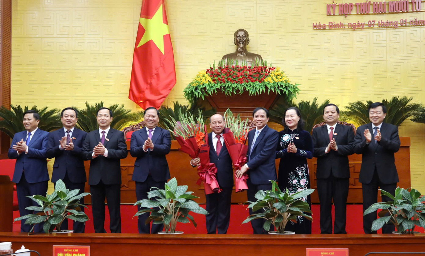 Các đại biểu tặng hoa chúc mừng ông Bùi Đức Hình được bầu giữ chức Chủ tịch UBND tỉnh Hòa Bình/ Ảnh: Hồng Duyên Các đại biểu tặng hoa chúc mừng ông Bùi Đức Hình được bầu giữ chức Chủ tịch UBND tỉnh Hòa Bình/ Ảnh: Hồng Duyên