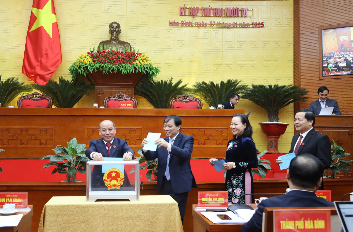 Các đại biểu thực hiện quy trình bỏ phiếu bầu chức danh Chủ tịch UBND tỉnh Hòa Bình. Ảnh: Hồng Duyên Các đại biểu thực hiện quy trình bỏ phiếu bầu chức danh Chủ tịch UBND tỉnh Hòa Bình. Ảnh: Hồng Duyên