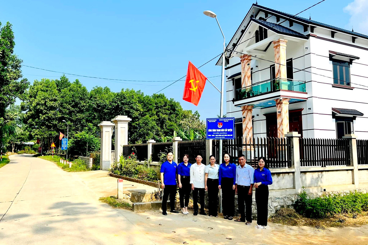 Huyện đoàn Sơn Dương khánh thành và bàn giao Công trình “Sáng - Xanh - Sạch đường quê nông thôn mới tại xã Hợp Hoà. Ảnh: Báo Tuyên Quang