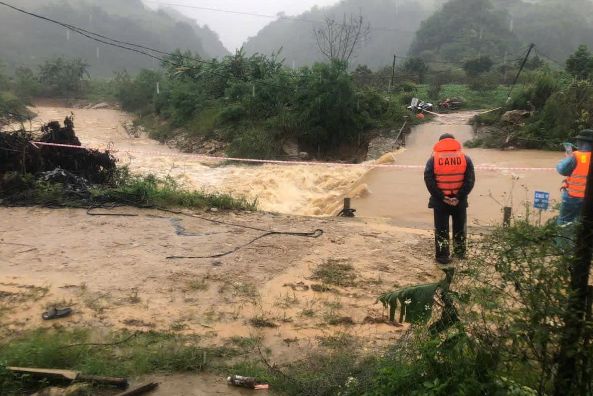 Hiện trường nơi 2 nạn nhân bị nước lũ cuốn trôi.