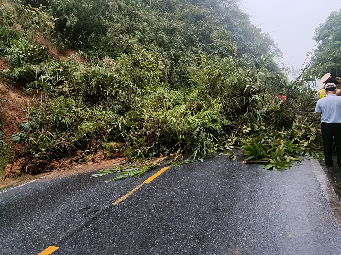Khoảng 1.000 m3 đất sạt lở gây ách tắc giao thông tại Quốc lộ 279. Khoảng 1.000 m3 đất sạt lở gây ách tắc giao thông tại Quốc lộ 279.