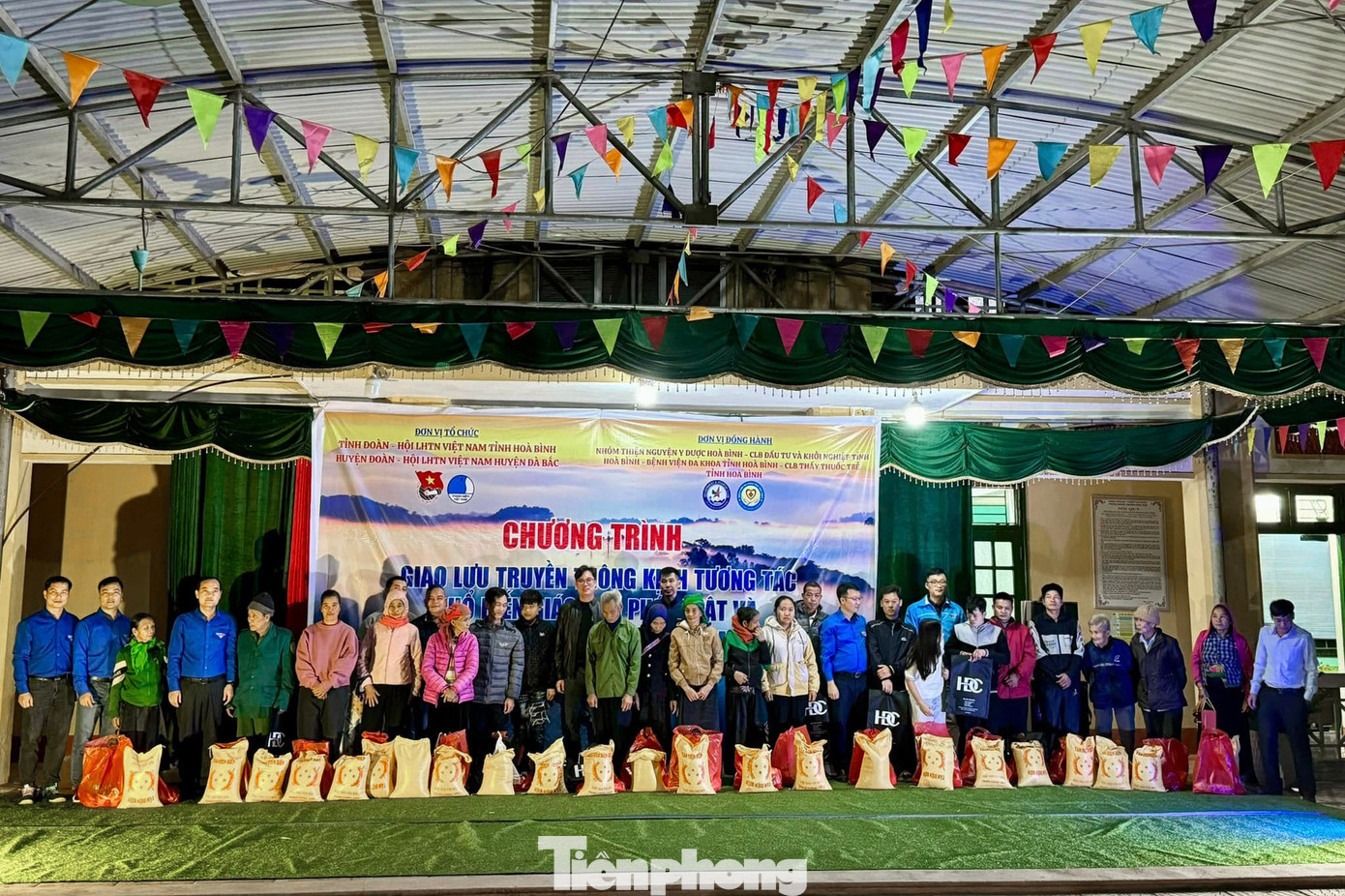 Ban tổ chức đã tặng nhiều quần quà cho các hộ dân khó khăn tại xã Nánh Nghê.