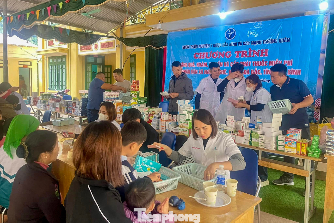 Nhiều người dân vùng cao được khám bệnh, tư vấn và phát thuốc miễn phí.