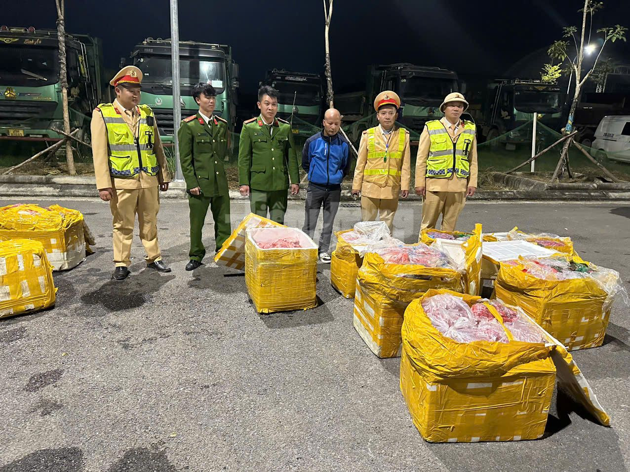 Gần 1 tấn nội tạng động vật bốc mùi hôi thối bị thu giữ. Ảnh: CACC Gần 1 tấn nội tạng động vật bốc mùi hôi thối bị thu giữ. Ảnh: CACC