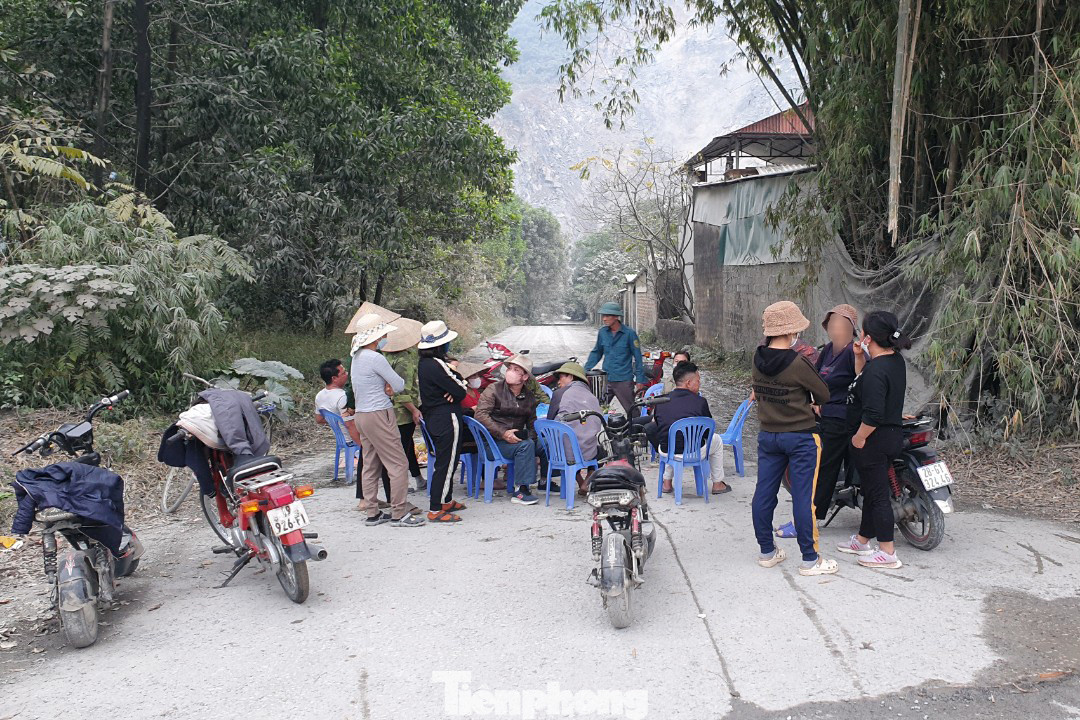Rất đông người dân chặn trước cổng mỏ đá Lộc Môn. Rất đông người dân chặn trước cổng mỏ đá Lộc Môn.